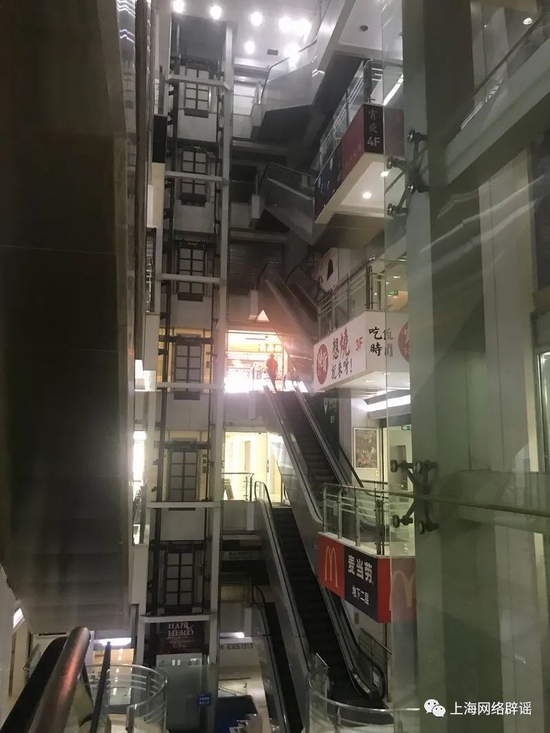  黄浦区亚龙国际广场内，绝大多数店铺都已停业，商场方关闭了部分公共照明。