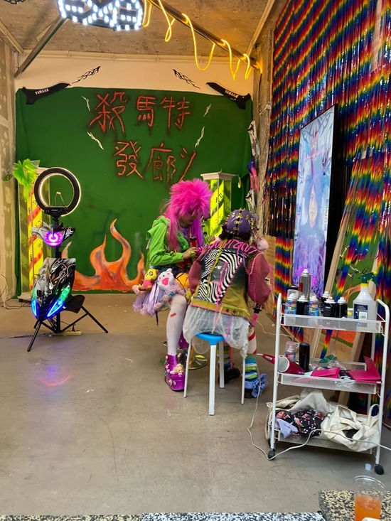 杀马特发廊展览现场图