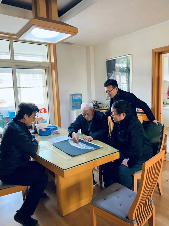  ·从左到右依次为：周恺、彭一刚、李兴钢、崔愷，四人在讨论方案。