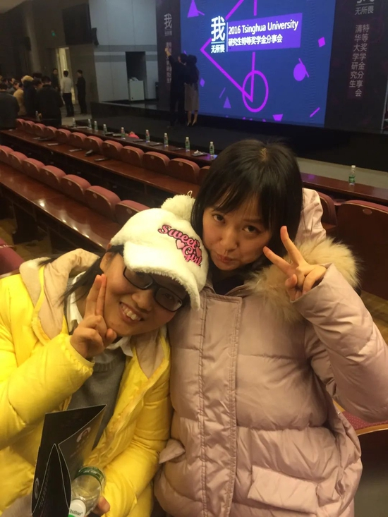  ·&nbsp;2016年，万蕊雪（右）获得清华研究生特奖，白蕊参加特奖分享会。