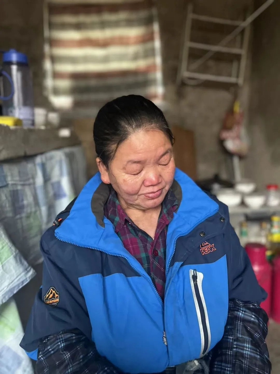 　汪祥慧现在跟儿子小武住在唐山一个破旧的出租屋中