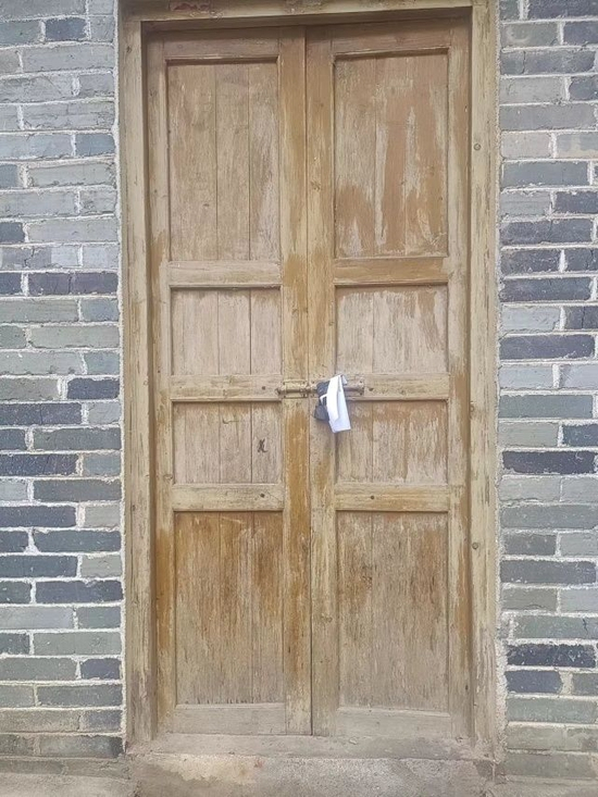 富荣村到处可见悬赏通告。图/九派新闻彭茸雯