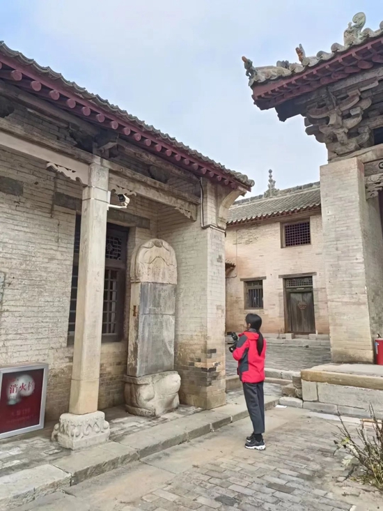 冯子亭在山西省陵川县平川村拍摄国家重点文物保护单位南吉祥寺宋代碑刻 （受访者供图）