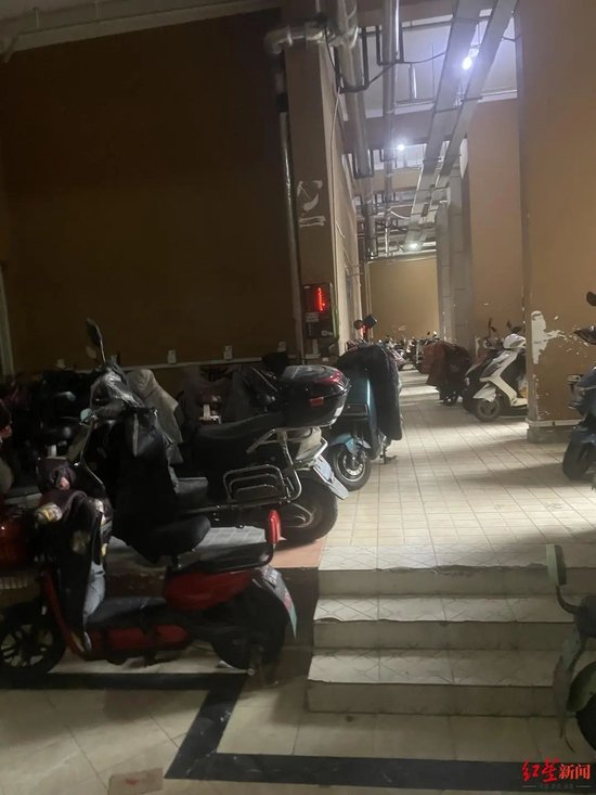  ▲其他楼栋一楼停放电动车情况