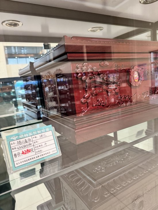 　售价四千多元的骨灰盒