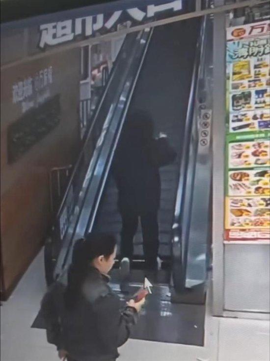 “女子半截身体被卷入扶梯”涉事超市暂停营业，官方介入调查，伤者正在做第二次手术