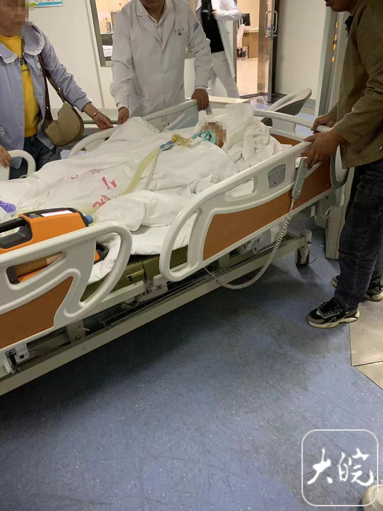 重伤儿童家属:医院已下达病危通知书_新浪新闻