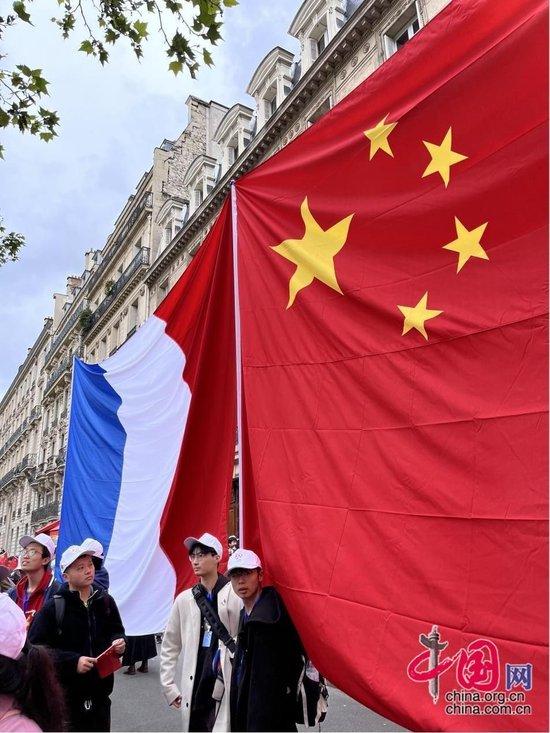  在法留学生自发将两国国旗“绑定”。受访者供图