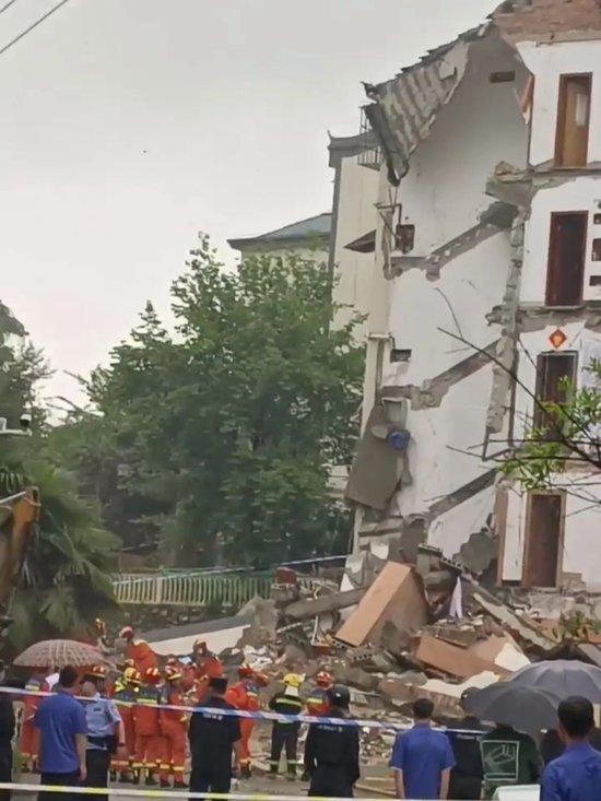  5月27日下午，房屋坍塌后，消防、公安力量前去救援 / 受访者供图