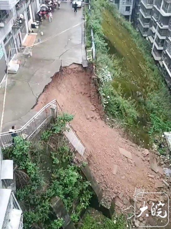  Community road collapse (video capture)