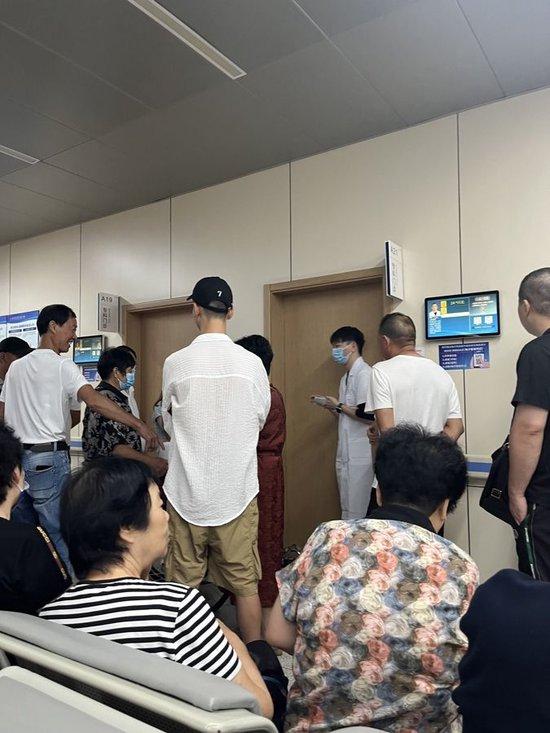 7月22号上午，周浩的门诊门口挤满了患者   杨书源 摄