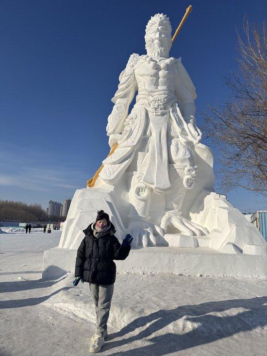 市民游客纷纷与雪雕打卡拍照（央广网记者马俊玮 摄）