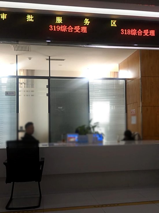 现场视频显示，一男一女两名工作人员，坐在工位上打瞌睡