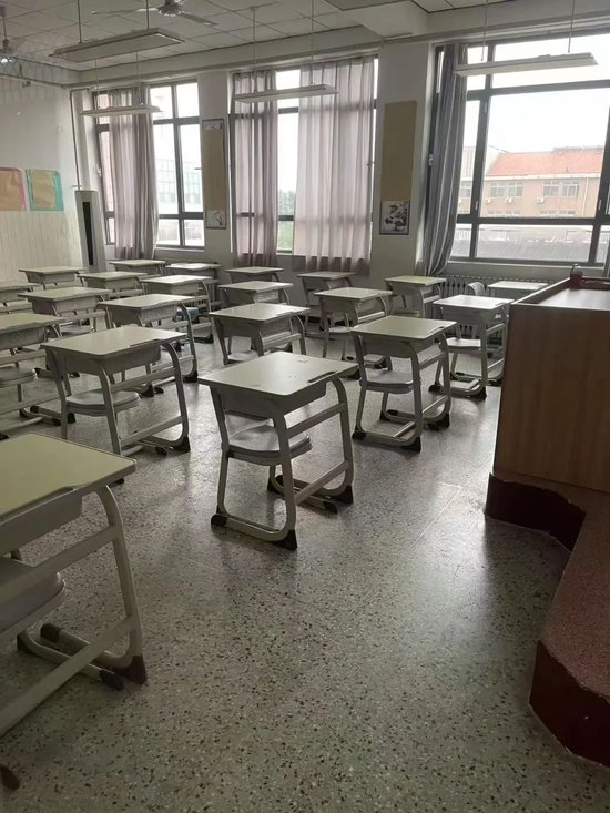 △6月6日褚同学查看考场时拍下的教室照片