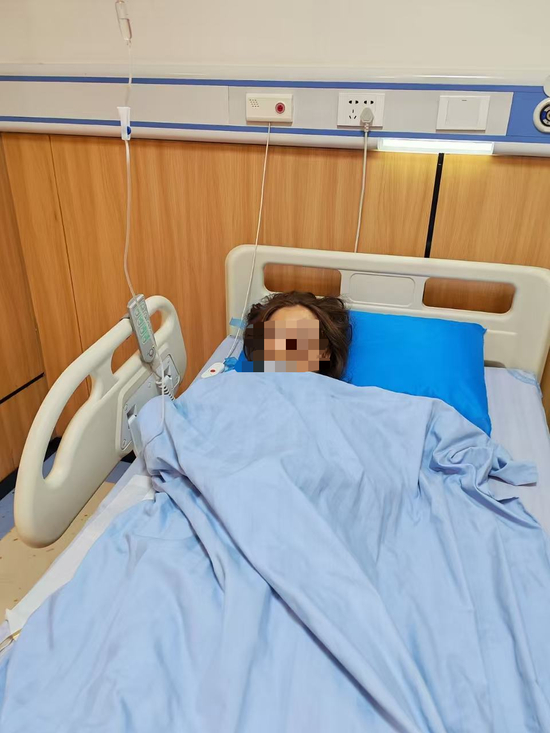 　吴某桢在医院接受治疗。 图/网络