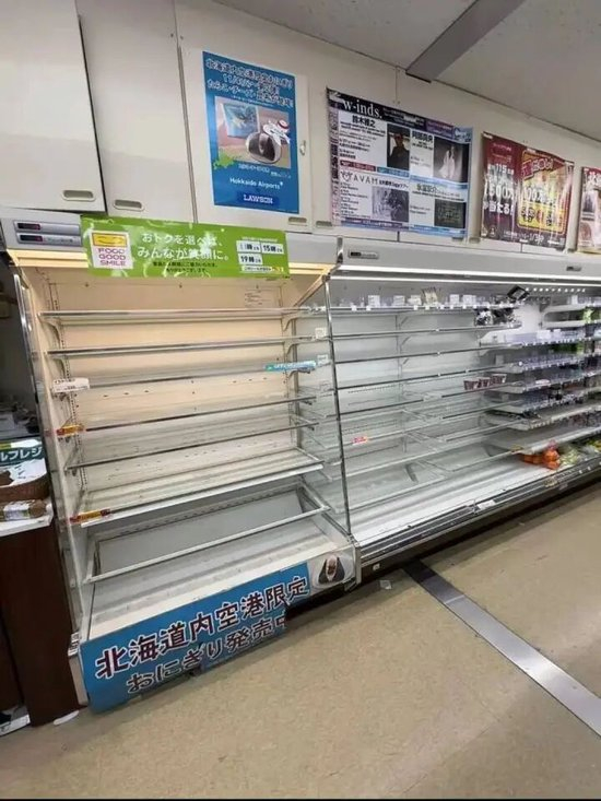 △&nbsp;有人称，自己在机场被迫罚站等了超5个小时，前后跑了四次罗森便利店，什么都没买到，全抢空了。