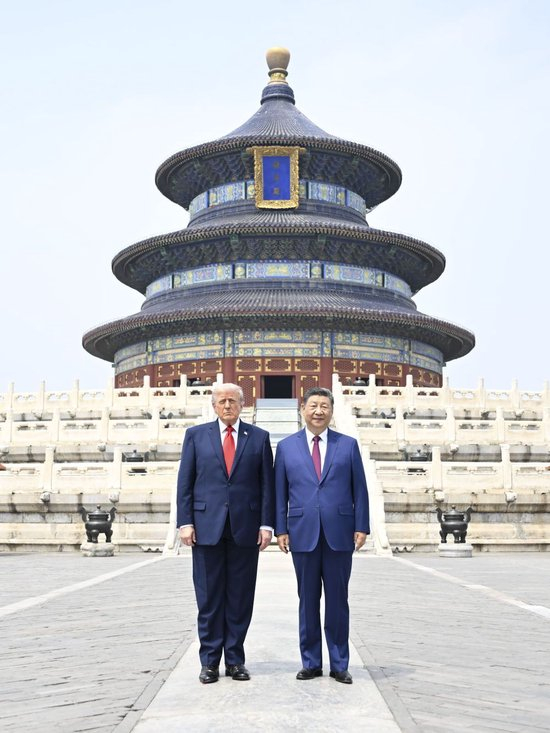 5月14日，国家主席习近平同来华进行国事访问的美国总统特朗普参观天坛。两国元首在祈年殿广场合影。新华社记者 申宏 摄