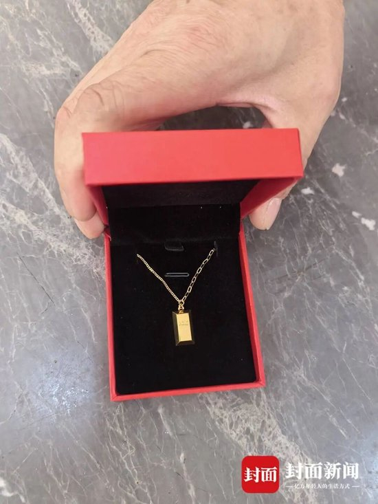 　小杨趁着低价给家人买的金项链 封面新闻记者摄影