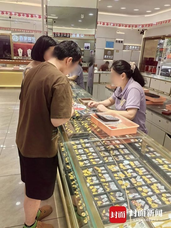 　消费者在梨花街购买黄金 封面新闻记者6月11日下午摄影