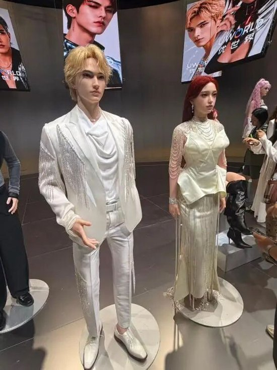  发布会现场展示的机器人产品 图片来源：每经记者 王晶 摄