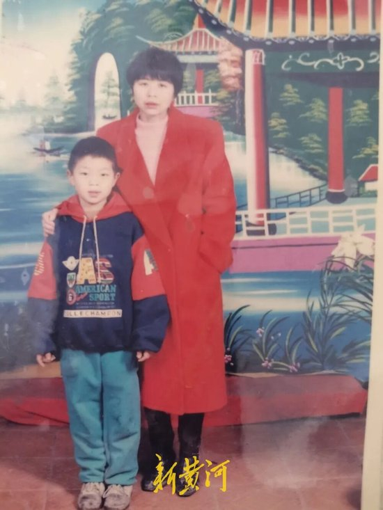  （吴艳萍与黄平合影，吴艳萍身穿红色呢子大衣）