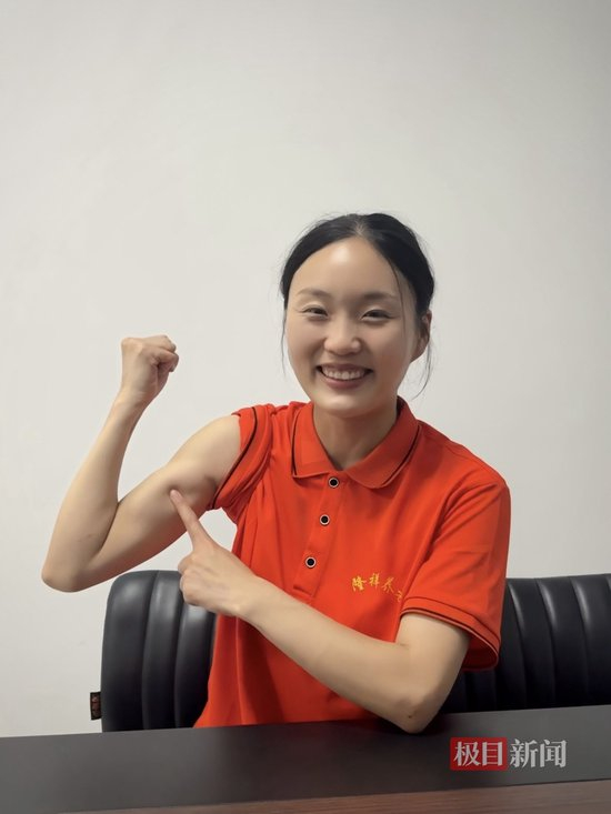 蔡苗苗向记者展示肌肉
