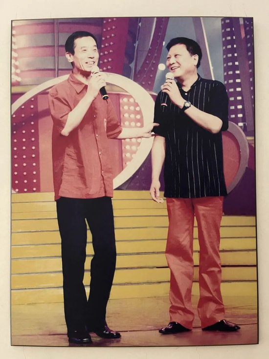 常佩业（左）与搭档贾承博在表演中。