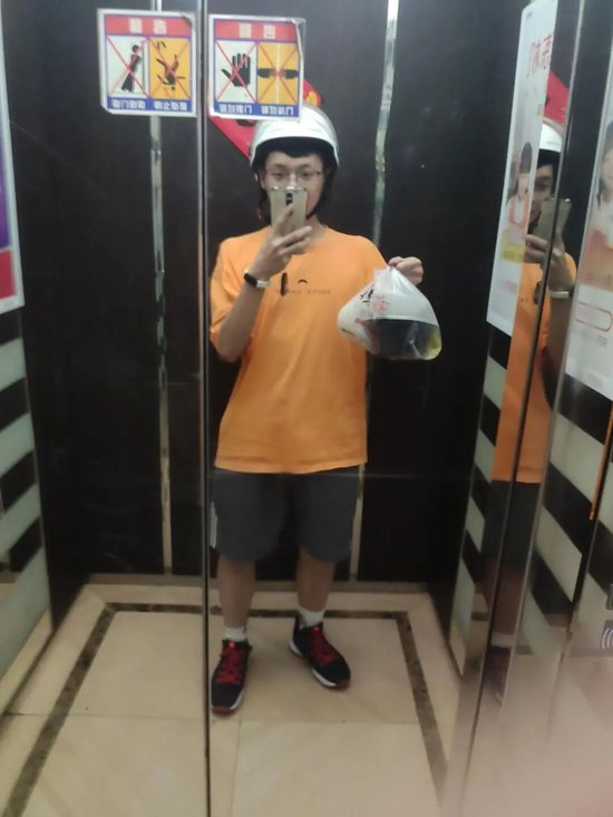  小潘送外卖中。受访者供图