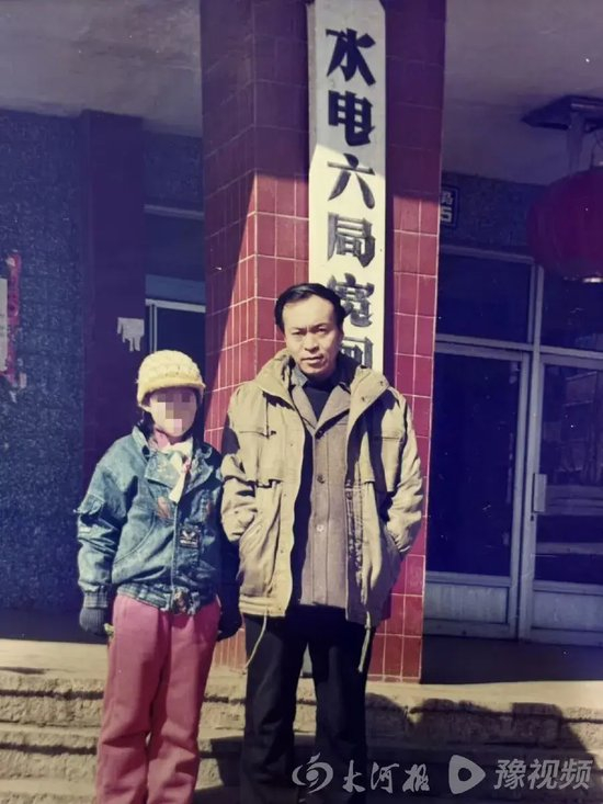 儿时姜漓与父亲姜代斌合照