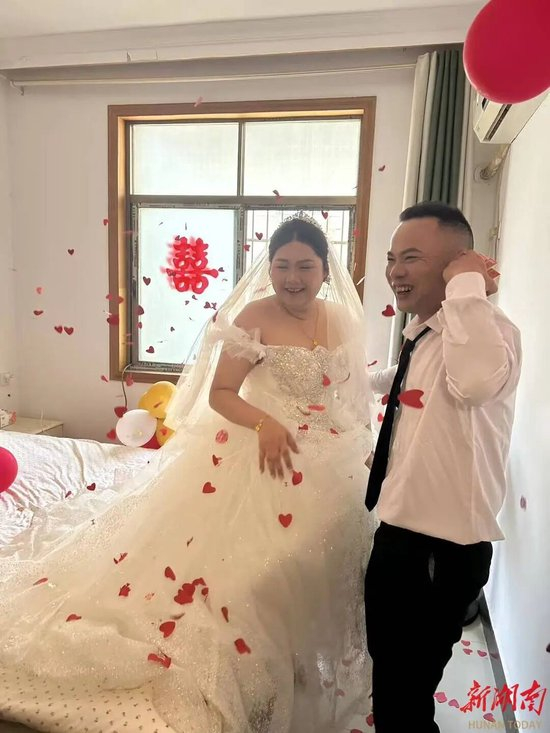  5月5日，新郎黄先生与妻子李女士的婚礼没有专业司仪串场，没有伴郎伴娘互动。图源 受访者