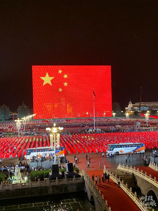 △巨幅国旗闪耀广场中央。（央视记者段德文拍摄）