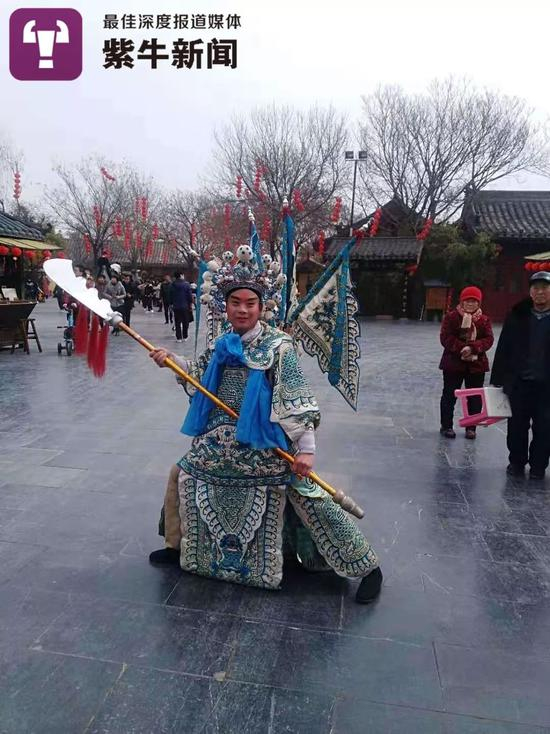  孙怀生在清明上河园景区里表演