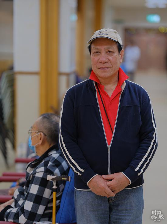  △长者义工黄福初，今年70岁，是给习主席写信的30位老人之一。（央视记者彭柏闳拍摄）