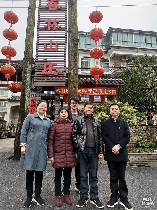  △&nbsp;潘春林（右一）全家人合影。（总台央视记者王晓东拍摄）&nbsp;