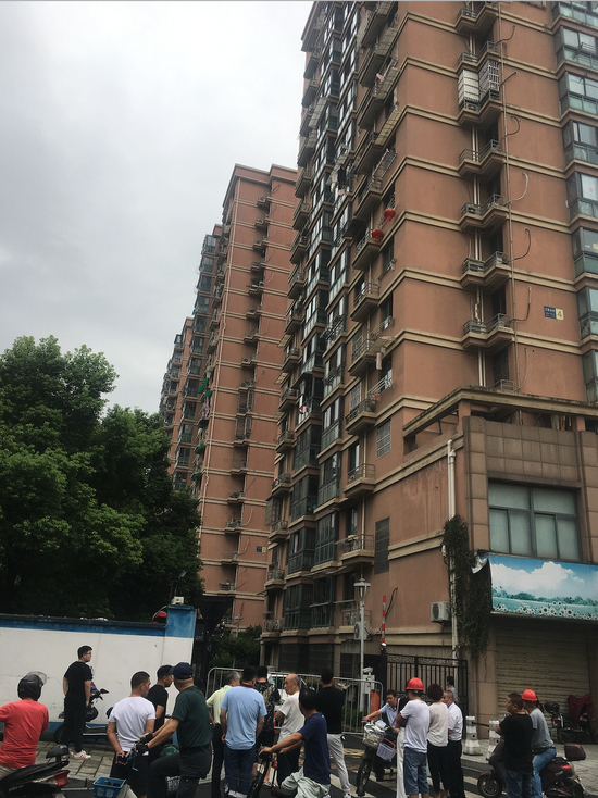 来女士之前居住的单元楼（吴淑斌 摄）