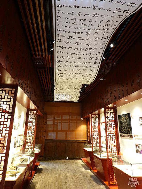 △故居顶上，是严复临帖的书法作品。（总台央广记者潘毅拍摄）