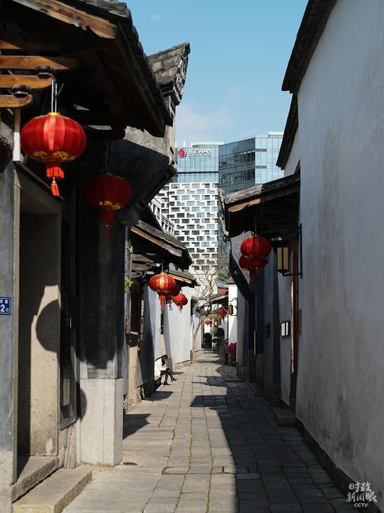 △走进郎官巷，可以看到街区外的高楼，新旧建筑风格交相辉映。（总台央视记者彭汉明拍摄）