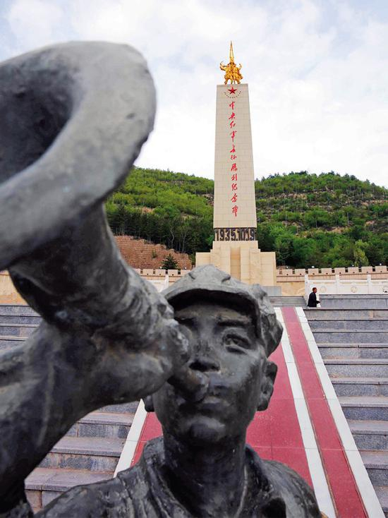 1935年10月19日，党中央和中央红军进驻陕甘边革命根据地吴起镇，胜利地完成了历时一年、纵横11个省、行程二万五千里的长征。今天，在陕西省吴起县胜利山中央红军长征胜利纪念园，矗立着一座“中央红军长征胜利纪念碑”。广场的前面，还有一个小号兵吹号的塑像。　中新社记者 任海霞/摄