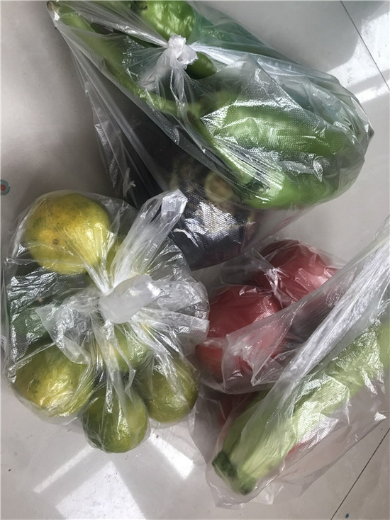 （8月22日，市民红涛母亲因暴雨准备的蔬果）