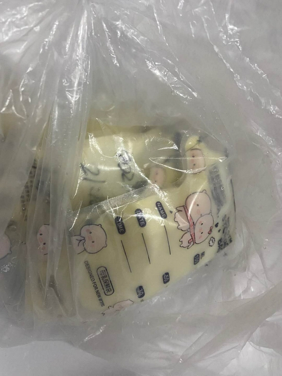  记者收到的人乳包裹，泡沫箱中有5包各100毫升可能已变质的奶状物，箱中冰袋已融成水。