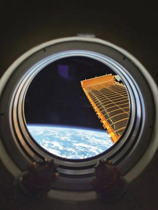 2021年8月13日，印度洋上的天气依然多变，在完成了舱内机械臂操控训练后，汤洪波与他的两个小牛玩偶一同等待前方祖国的壮美河山。