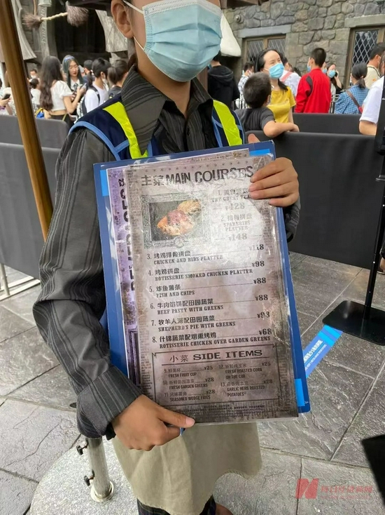 园区内招徕顾客的餐厅工作人员。图片来源：每经记者 毕媛媛 摄