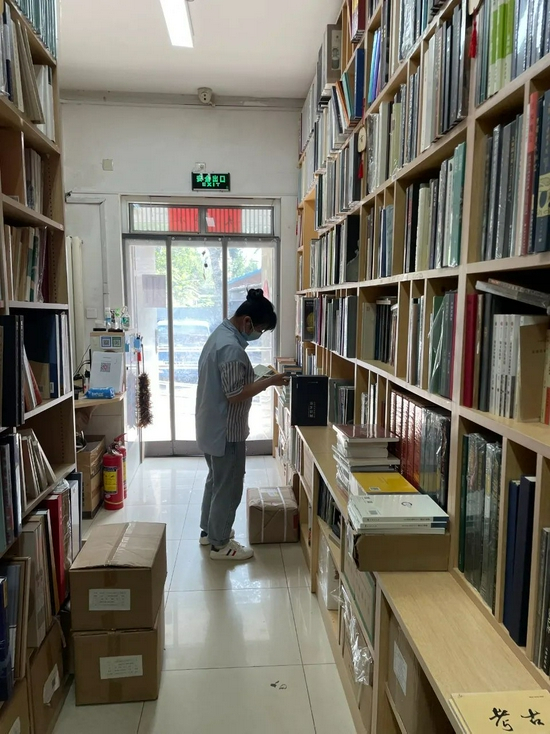 店主洪霞正在上架新书。新华每日电讯记者张典标摄