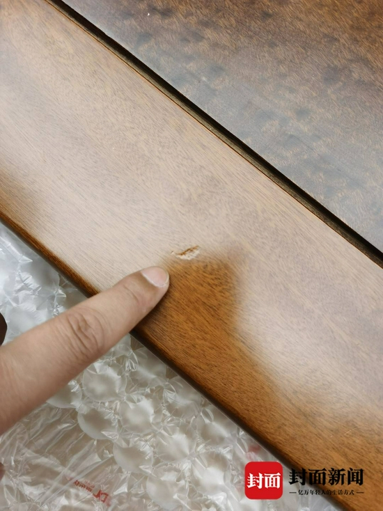 画案上有明显的损坏痕迹。