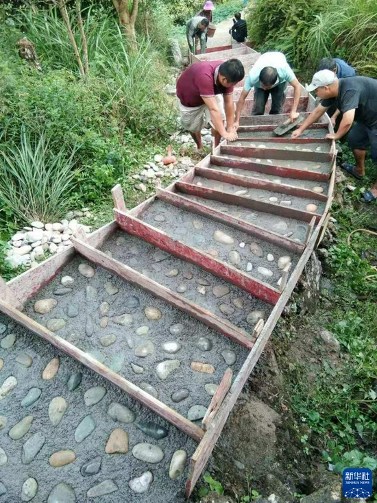　　广西龙胜各族自治县龙脊镇岳武村群众在修建村里的一条观光小道（资料照片）。新华社发（潘泽雷 摄）