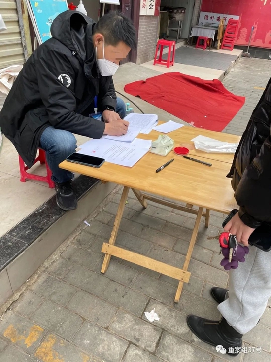 长丰园社区工作人员正在开具出入证明。受访者供图