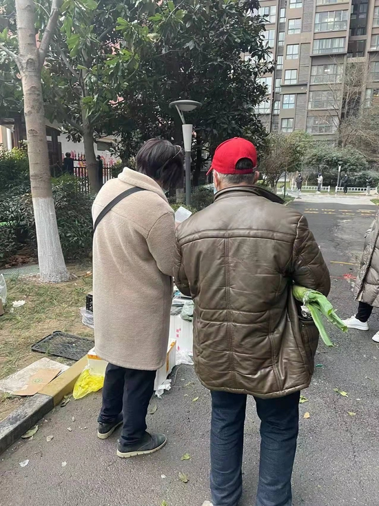 陈医生指导老人如何用手机买菜&nbsp;图片来源 | 沙一舟
