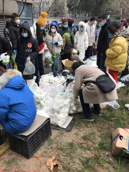 排队买菜的小区居民&nbsp;图片来源 | 沙一舟