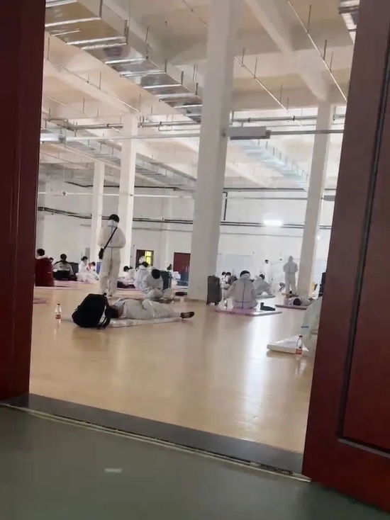  一些学生被集中安置在体育馆。 图源：受访者提供