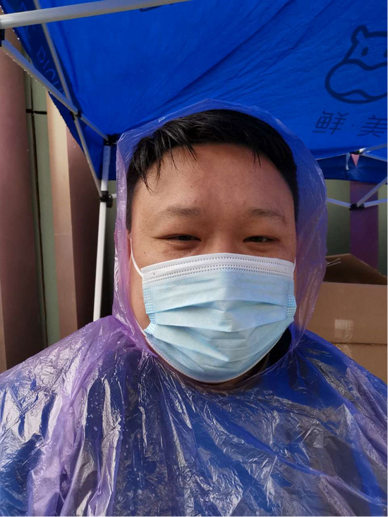 陈延山被隔离之前的工作照。（受访者提供）